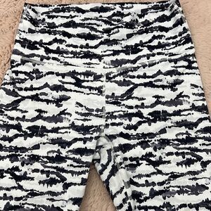 Fabletics small black and white abstract print 7/8 leggings